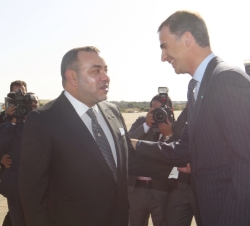 Su Majestad el Rey es recibido a su llegada a Rabat por el Rey de Marruecos, Mohamed VI